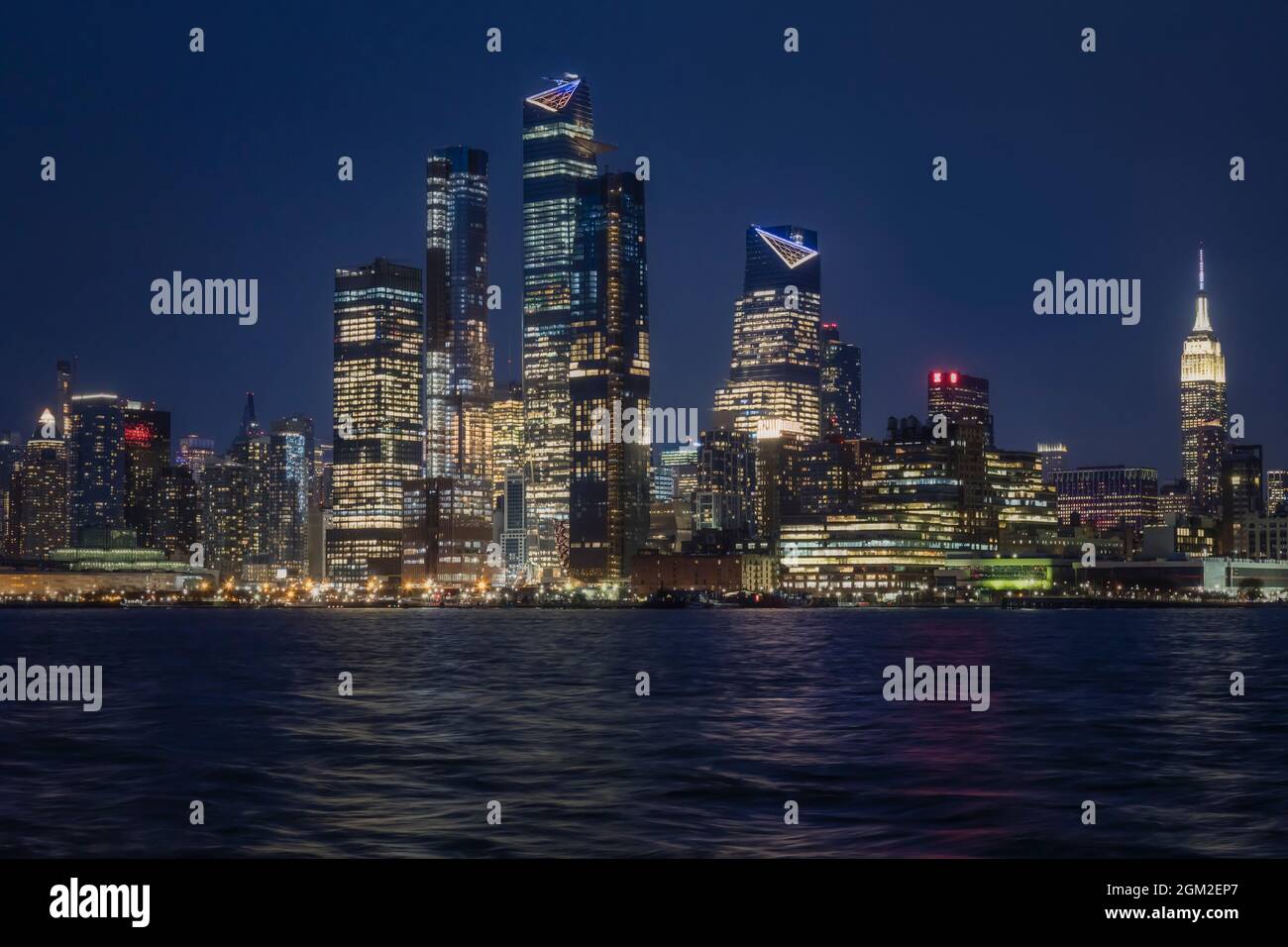 NYC Hudson Yards Skyline - lo skyline di NYC con l'Empire state Building, accanto a Hudson Yards durante l'ascesa della super luna piena di vermi. Th Foto Stock