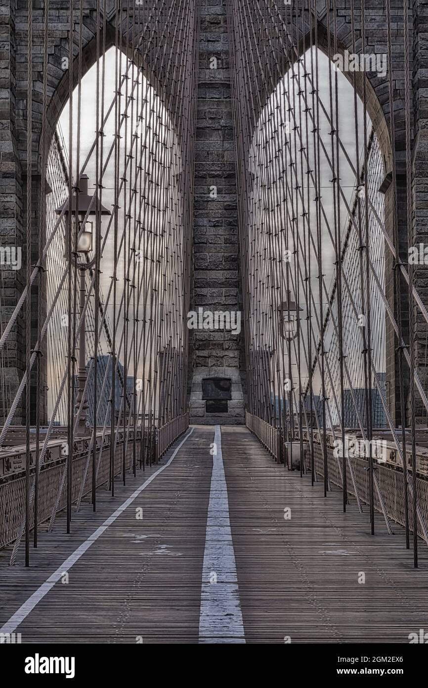 Vista sul ponte di Brooklyn a New York City, New York, il ponte di Brooklyn è una vista ravvicinata dei dettagli dell'iconico ponte di Brooklyn risalente a più di un secolo fa Foto Stock