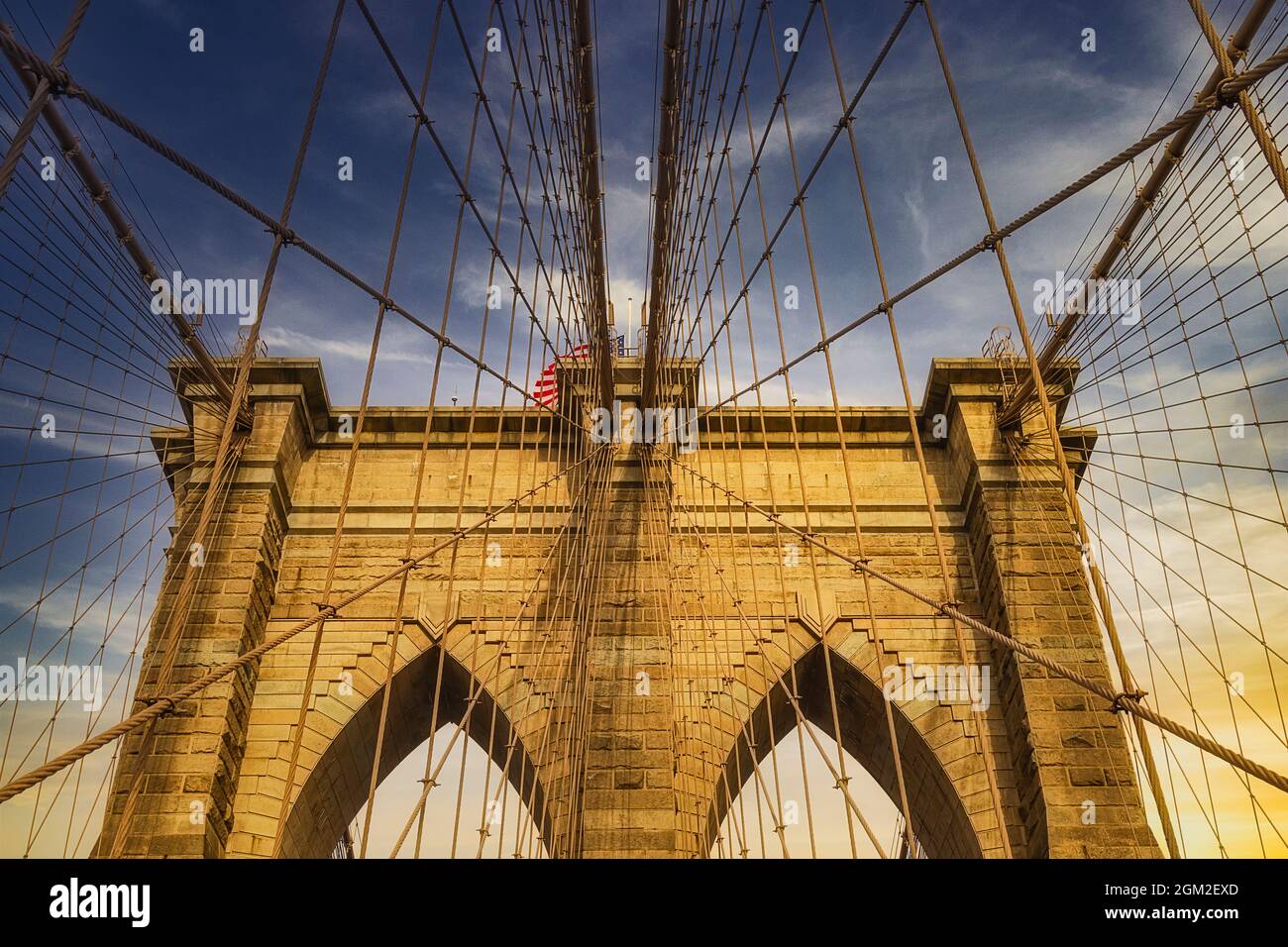 NYC Brooklyn Bridge consente di ammirare i dettagli dell'iconico ponte di Brooklyn, risalente a oltre un secolo fa, a New York City, New York. Foto Stock