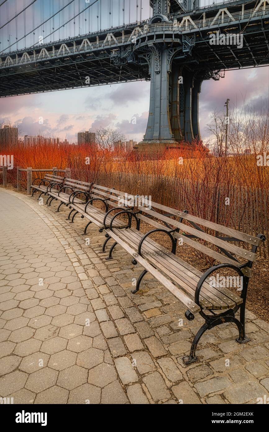 D U M B o Brooklyn NY - sotto il ponte al Brooklyn Bridge Park con vista sul ponte di Manhattan. Foto Stock