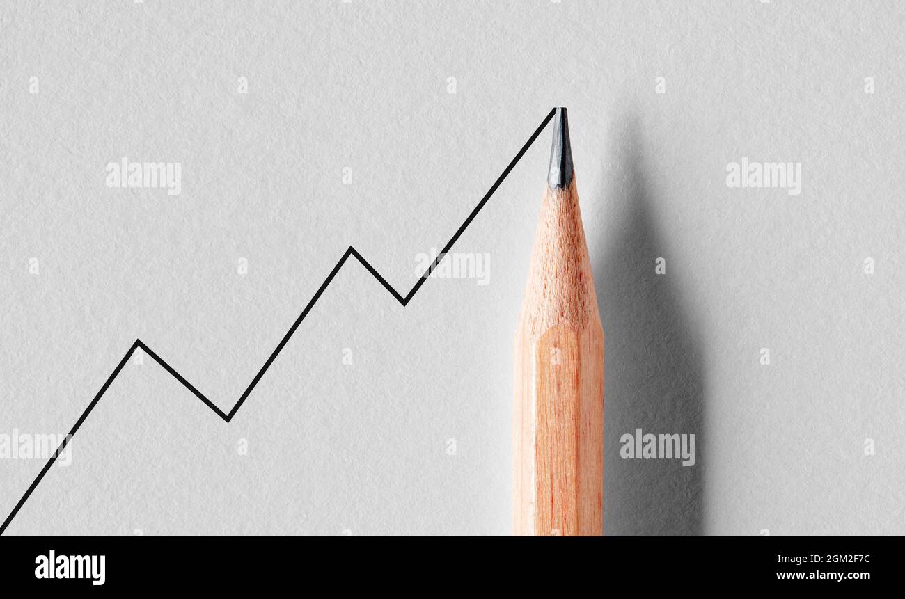 Matita di legno che disegna un grafico di linea crescente. Aumento delle prestazioni o progresso nell'istruzione aziendale o scolastica. Foto Stock