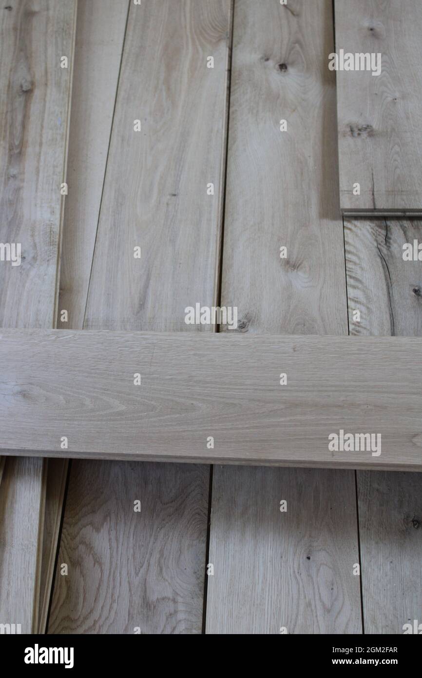 Pannelli per pavimenti in legno massello disposti Foto Stock