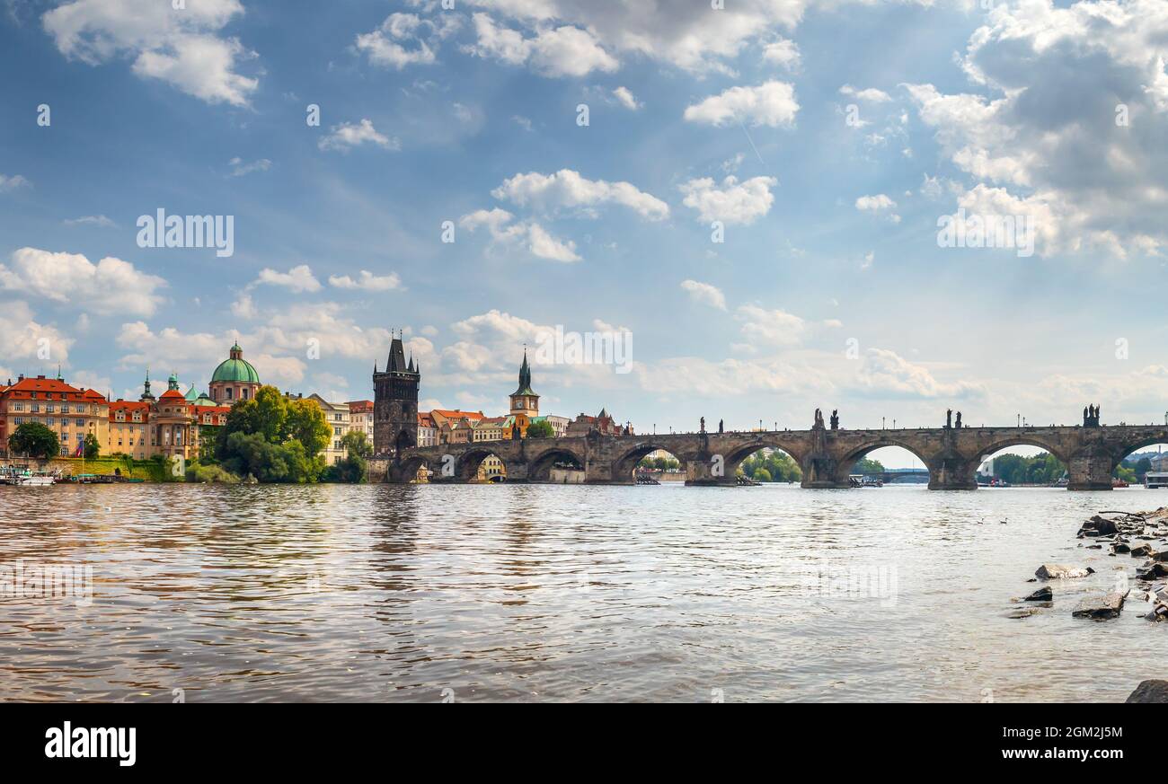 Vista sul lungomare sul fiume Moldava fino al Ponte Carlo e alla Torre del Ponte della Città Vecchia, Praga, repubblica Ceca Foto Stock