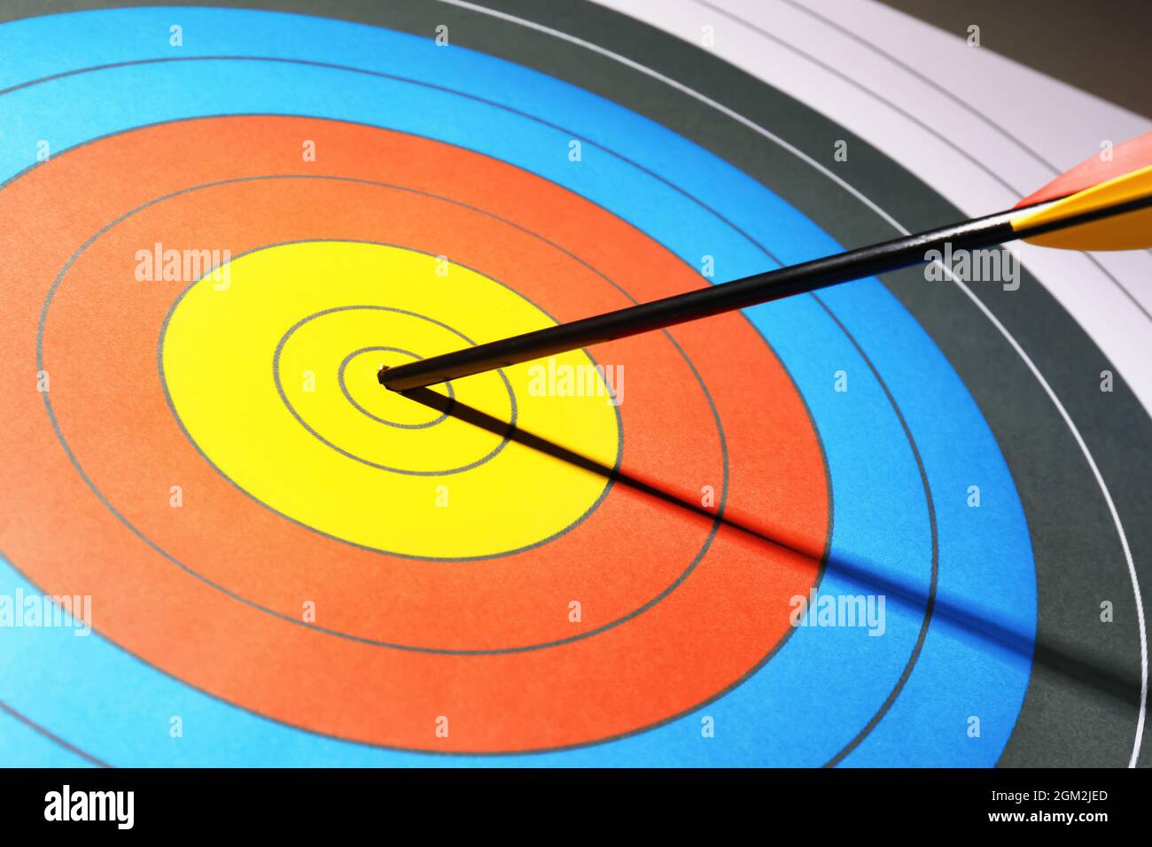 Freccia al centro del bersaglio per tiro con l'arco, primo piano