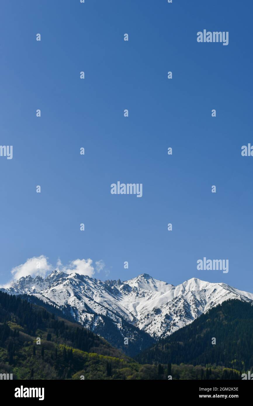 Montagne e cielo, verticale, spazio per il testo Foto Stock