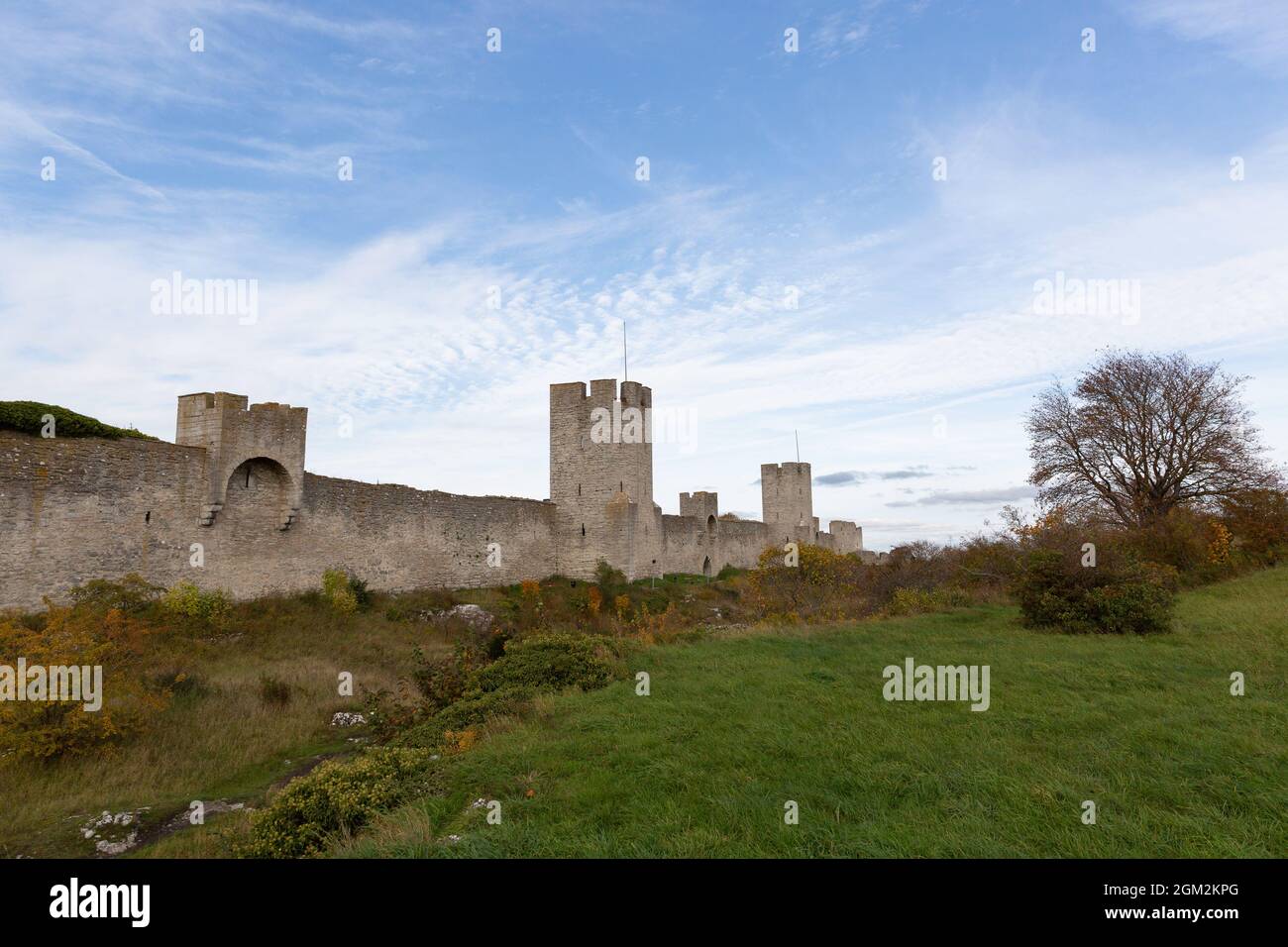 Parte del muro di pietra medievale che circonda Visby, Gotland, Svezia Foto Stock