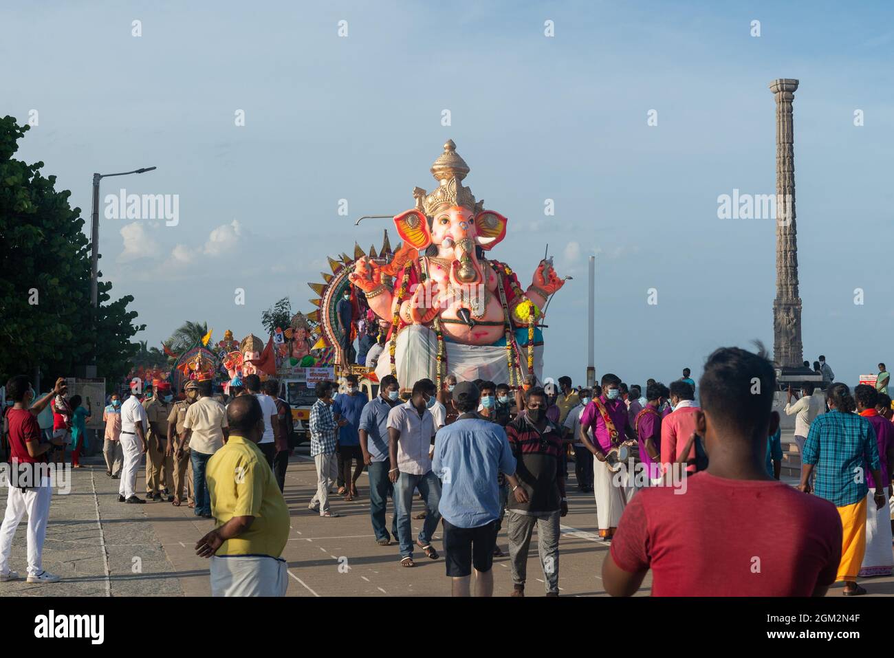 Pondicherry,India - 14 Settembre 2021 - Parata delle grandi statue di Ganesh sul lungomare di Pondicherry, prima di essere sciolto in mare come un l Foto Stock