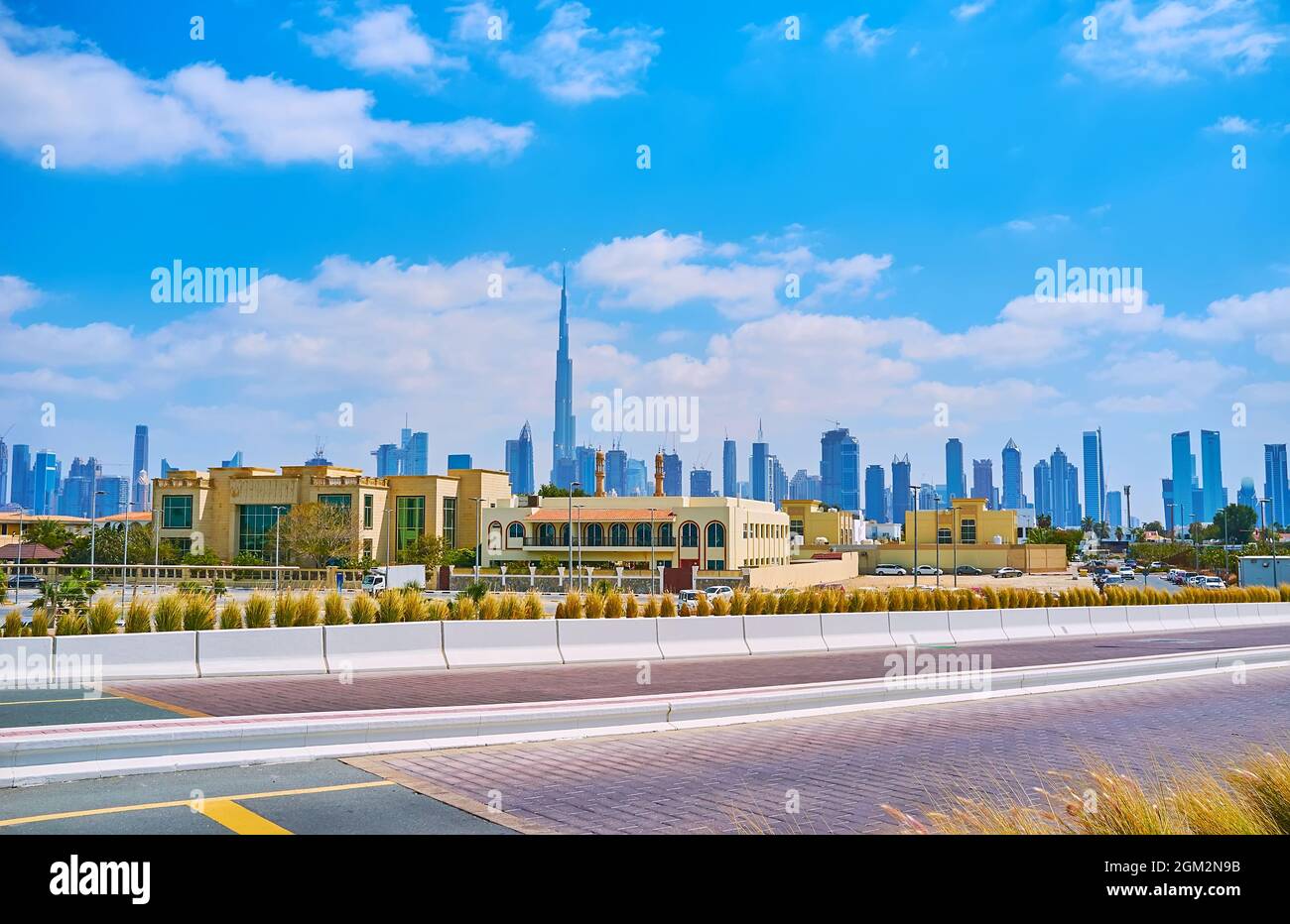 Il pittoresco skyline futuristico di Dubai con grattacieli di vetro del centro con Burj Khalifa nel mezzo, vista da Jumeirah Beach Road, Dubai, Foto Stock