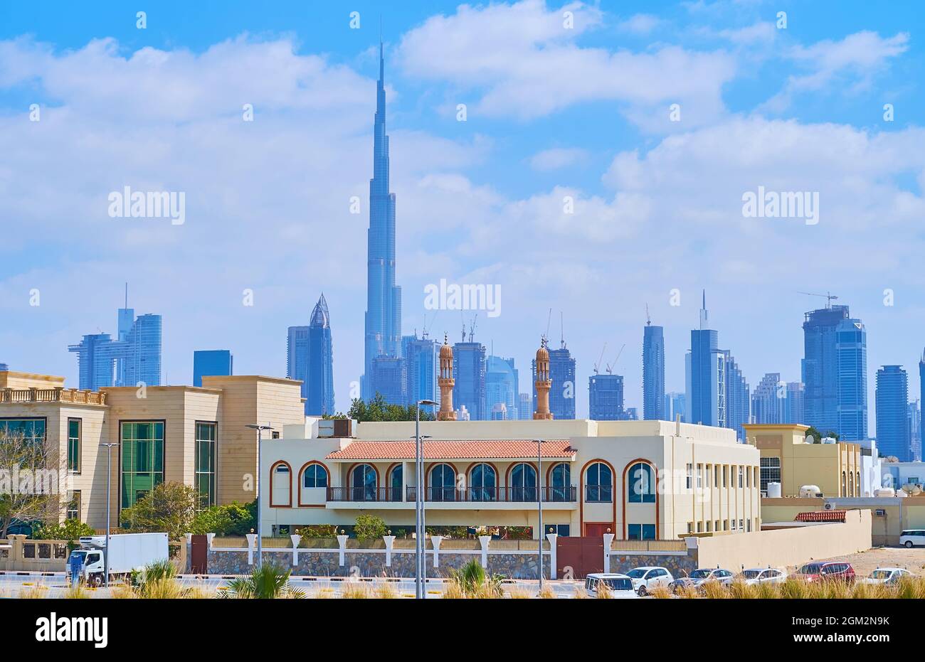 Jumeirah Beach Road apre la vista sul futuristico skyline di Dubai con moderne torri di vetro e la spettacolare Burj Khalifa, Emirati Arabi Uniti Foto Stock