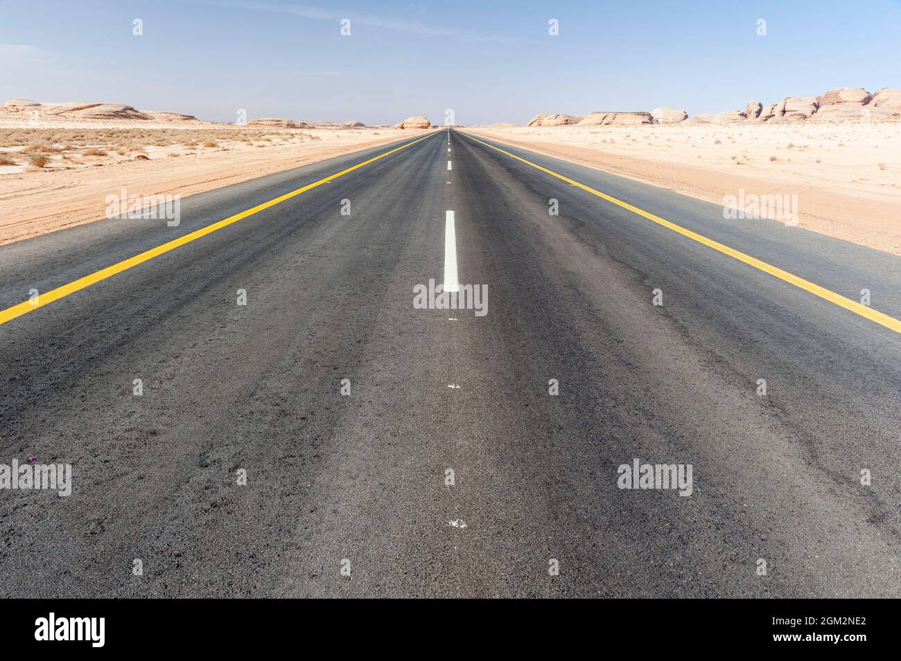 Strada del deserto nella regione Medina dell'Arabia Saudita Foto Stock