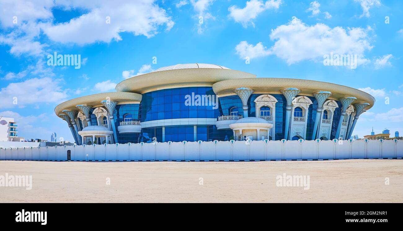 DUBAI, Emirati Arabi Uniti - 4 MARZO 2020: Il moderno palazzo di vetro sulla spiaggia di sabbia di Jumeirah, il 4 marzo a Dubai Foto Stock