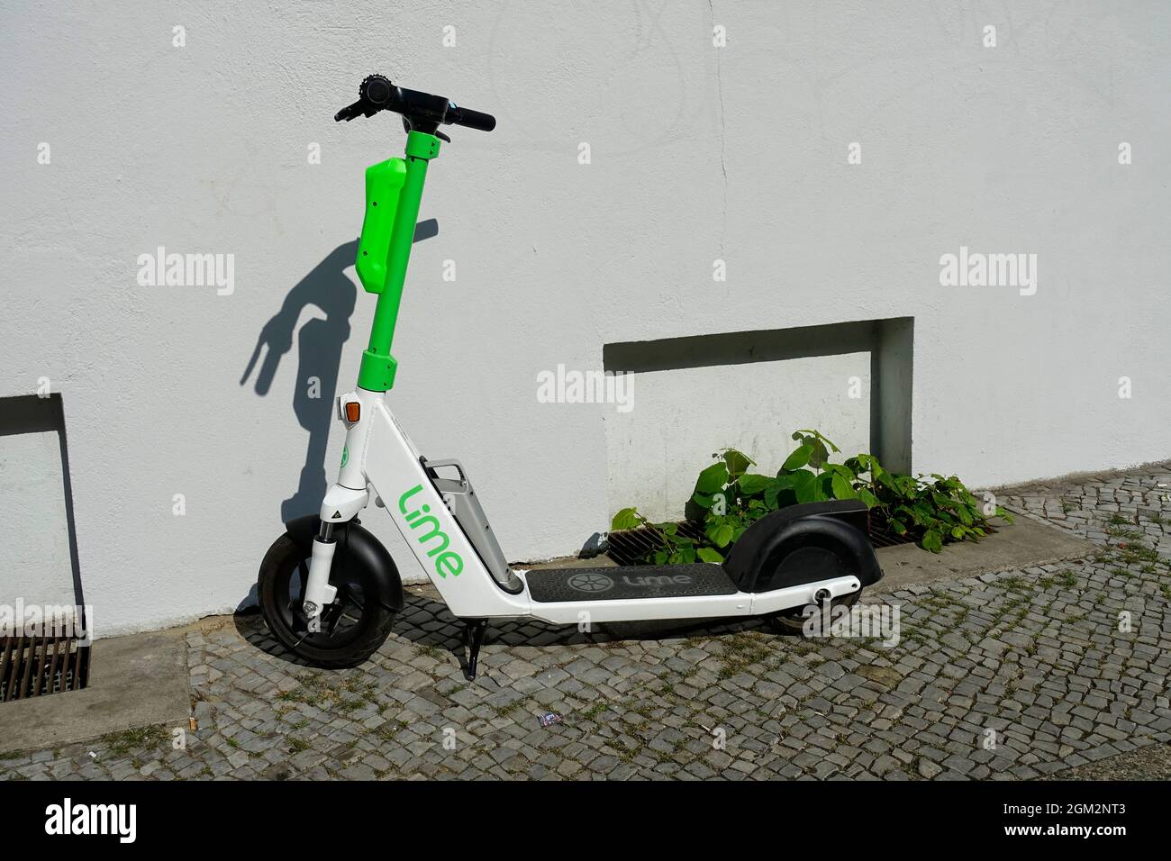 Lime, scooter elettronico a Berlino, Germania Foto stock - Alamy