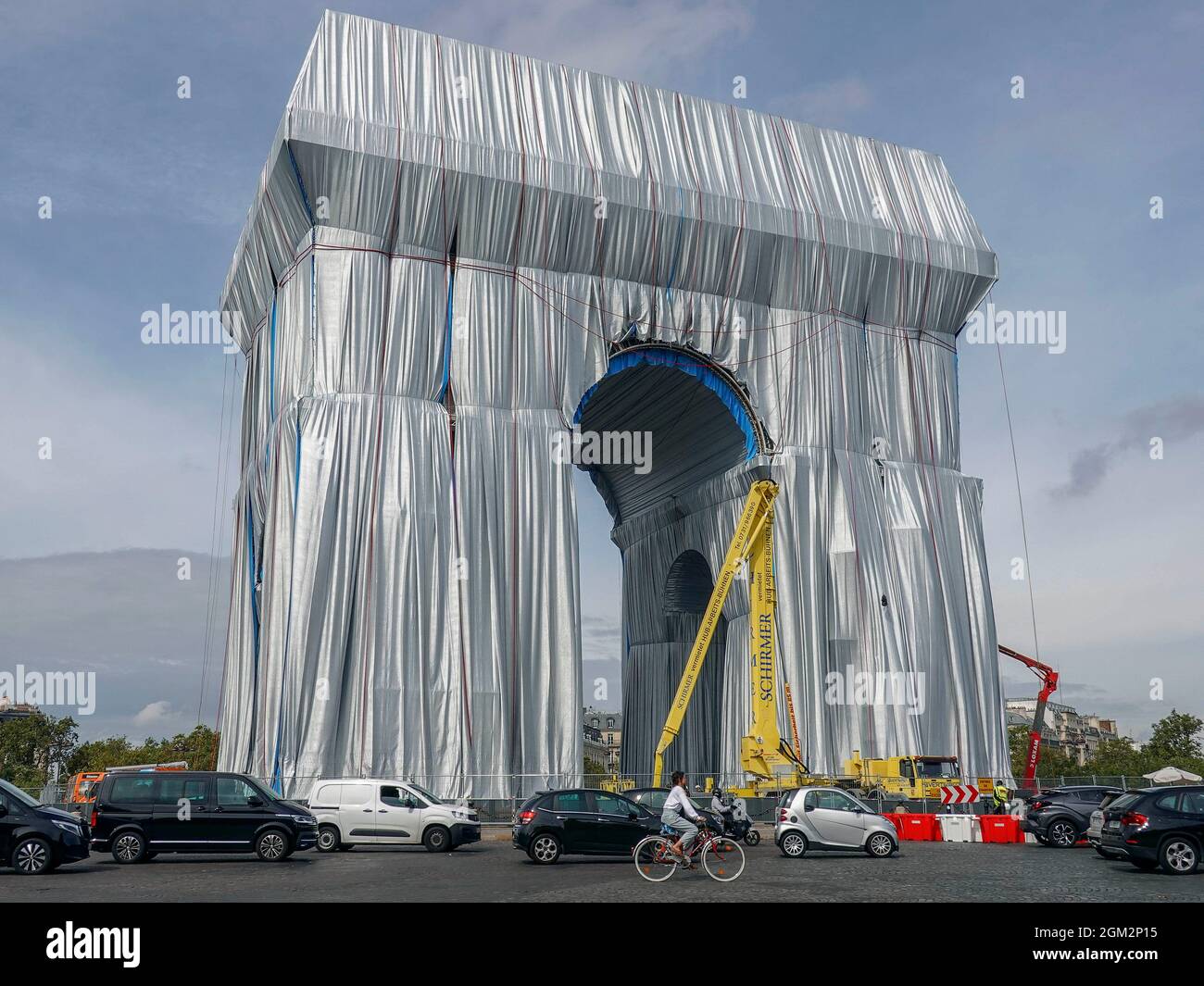 Francia, Parigi, 14 settembre 2021 : L' Arc de Triomphe è avvolto in 25,000 metri quadrati di tessuto di polipropilene riciclabile in blu argento, e con Foto Stock