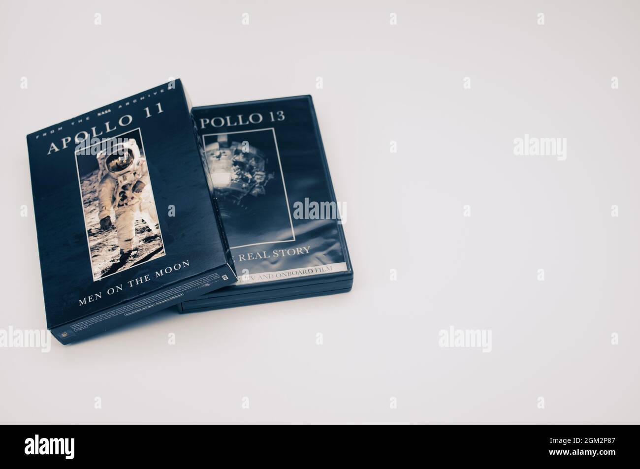 Apollo 11 e 13 Luna missione documentario DVD media su una superficie vuota con spazio copia Foto Stock