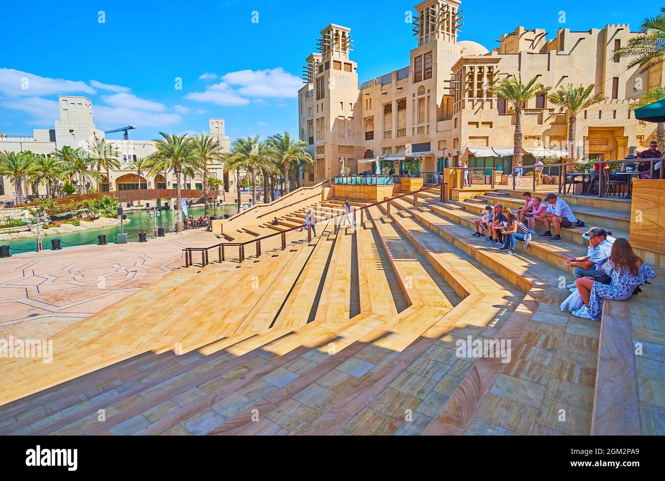 DUBAI, Emirati Arabi Uniti - 4 MARZO 2020: L'anfiteatro e la zona lounge del mercato Souk Madinat Jumeirah, progettato in tradizionale stile arabo con edifici in adobe Foto Stock