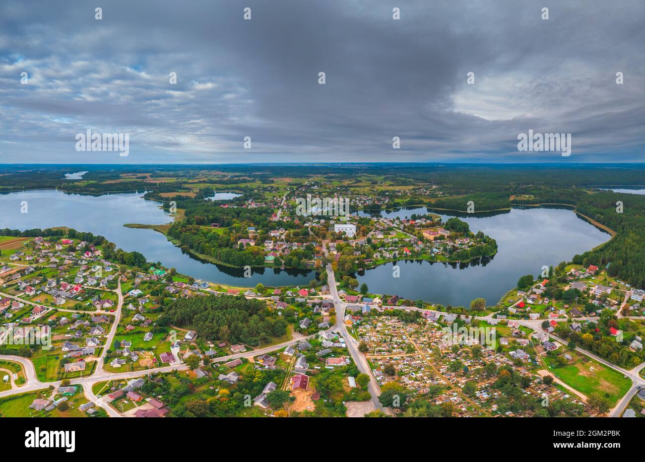 Piccola città di Veisiejai in Lituania, foto aerea con città con laghi dall'alto Foto Stock