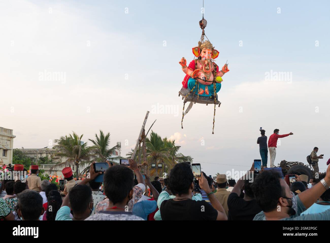 Pondicherry, India - 14 settembre 2021 - Una statua enorme di Ganesh è sollevata e spostata sulla spiaggia, per essere sciolta nel mare come un ultimo atto a cel Foto Stock