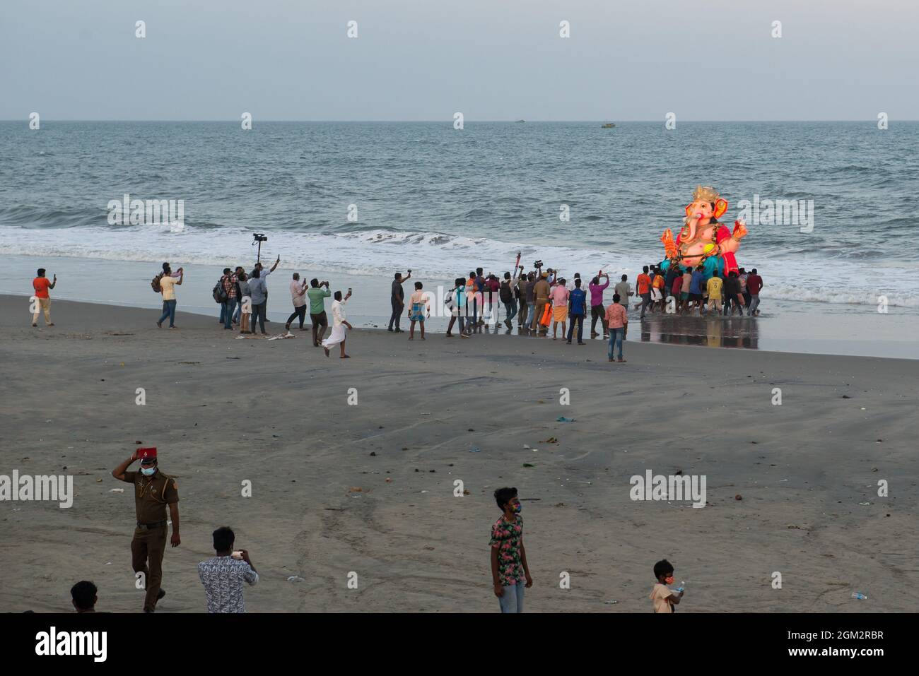 Pondicherry, India - 14 settembre 2021 - Una statua enorme di Ganesh è sollevata e spostata sulla spiaggia, per essere sciolta nel mare come un ultimo atto a cel Foto Stock