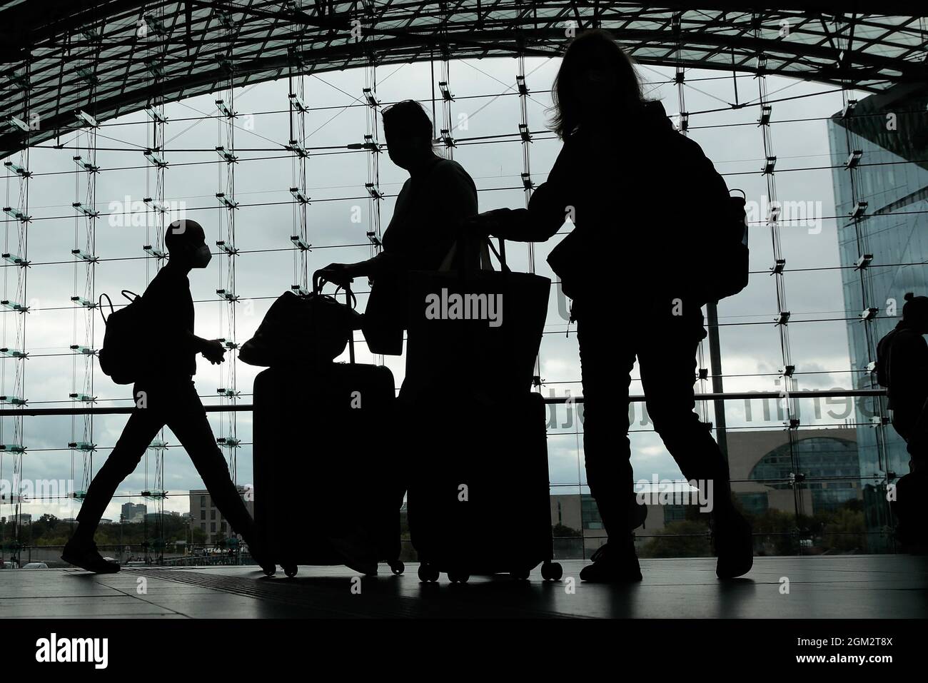 Berlino, Germania. 16 settembre 2021. I viaggiatori tirano valigie rotolanti nella stazione principale di Berlino. Deutsche Bahn e il sindacato dei macchinisti GDL hanno concordato un contratto di contrattazione collettiva dopo uno sciopero. Credit: Carsten Koall/dpa/Alamy Live News Foto Stock