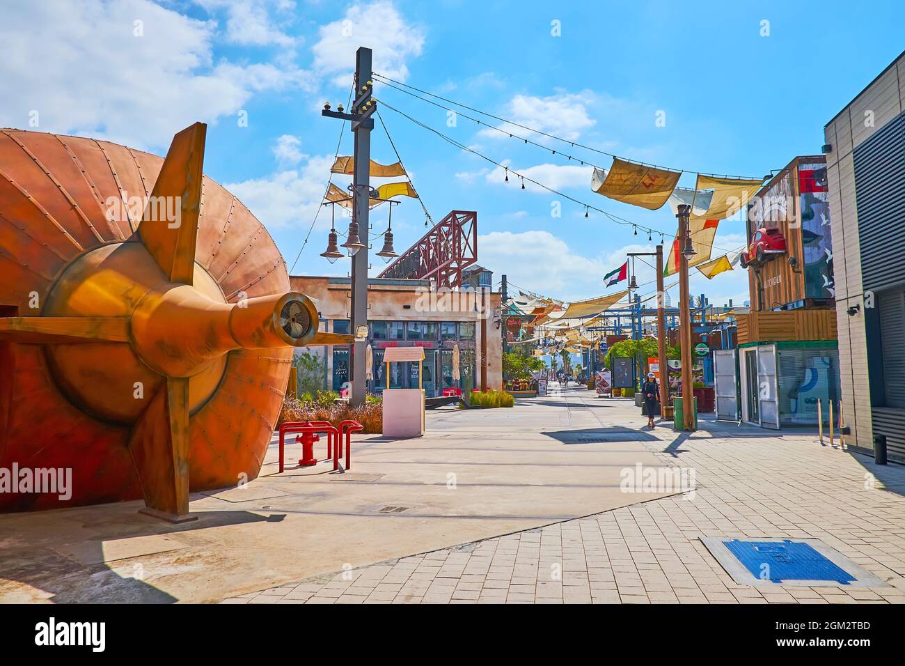 DUBAI, Emirati Arabi Uniti - 4 MARZO 2020: La vista della coda del sommergibile arrugginito d'epoca con rudder e stabilizzatori di poppa a la Mer Beachside shopping e ristoranti Foto Stock