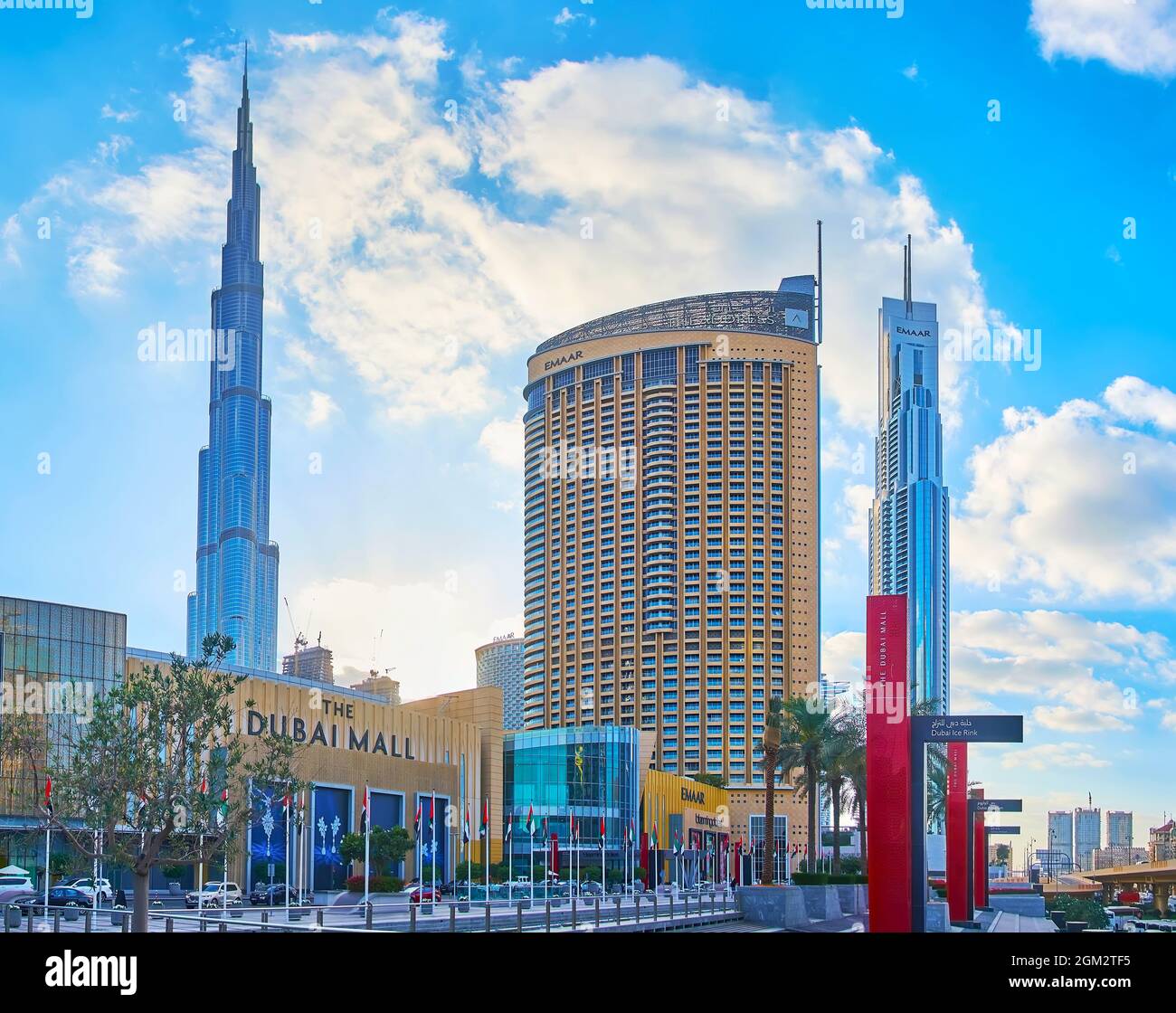 DUBAI, Emirati Arabi Uniti - 7 MARZO 2020: Vista panoramica del Dubai Mall, la torre Burj Khalifa e gli edifici moderni del centro di Dubai, il 7 marzo a Dubai Foto Stock