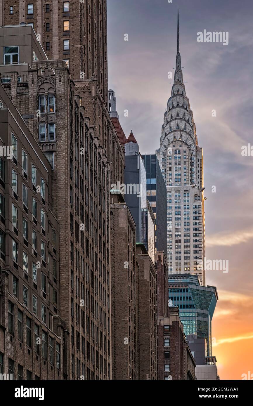 Il Chrysler Building NYC - Visualizza l'iconico punto di riferimento di NYC del Chrysler Building che si svolge durante il tramonto a Midtowm Manhattan, New York City. T Foto Stock