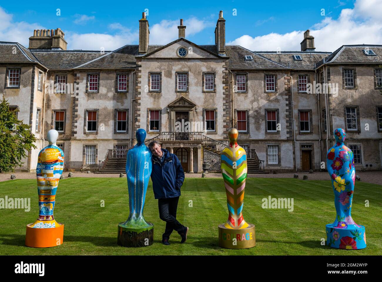 Musselburgh, East Lothian, Scozia, Regno Unito, 16 settembre 2021. Gratitudine alla Newhailes House: Un'installazione da parte del produttore di arte pubblica Wild in Art apre il Venerdì. La mostra gratuita è composta da 51 sculture progettate da artisti di diverse regioni del Regno Unito. I dati di gratitudine sottolineano la dedizione dei caregivers NHS e dei lavoratori chiave. Nella foto: Direttore artistico Wild in Charlie Langhorne con le 4 sculture di artisti scozzesi sul prato all'esterno del palazzo Palladiano (LTO R) Alice Newman, Gail Stirling Robertson, Pam Hogg & Marcella Wylie Foto Stock