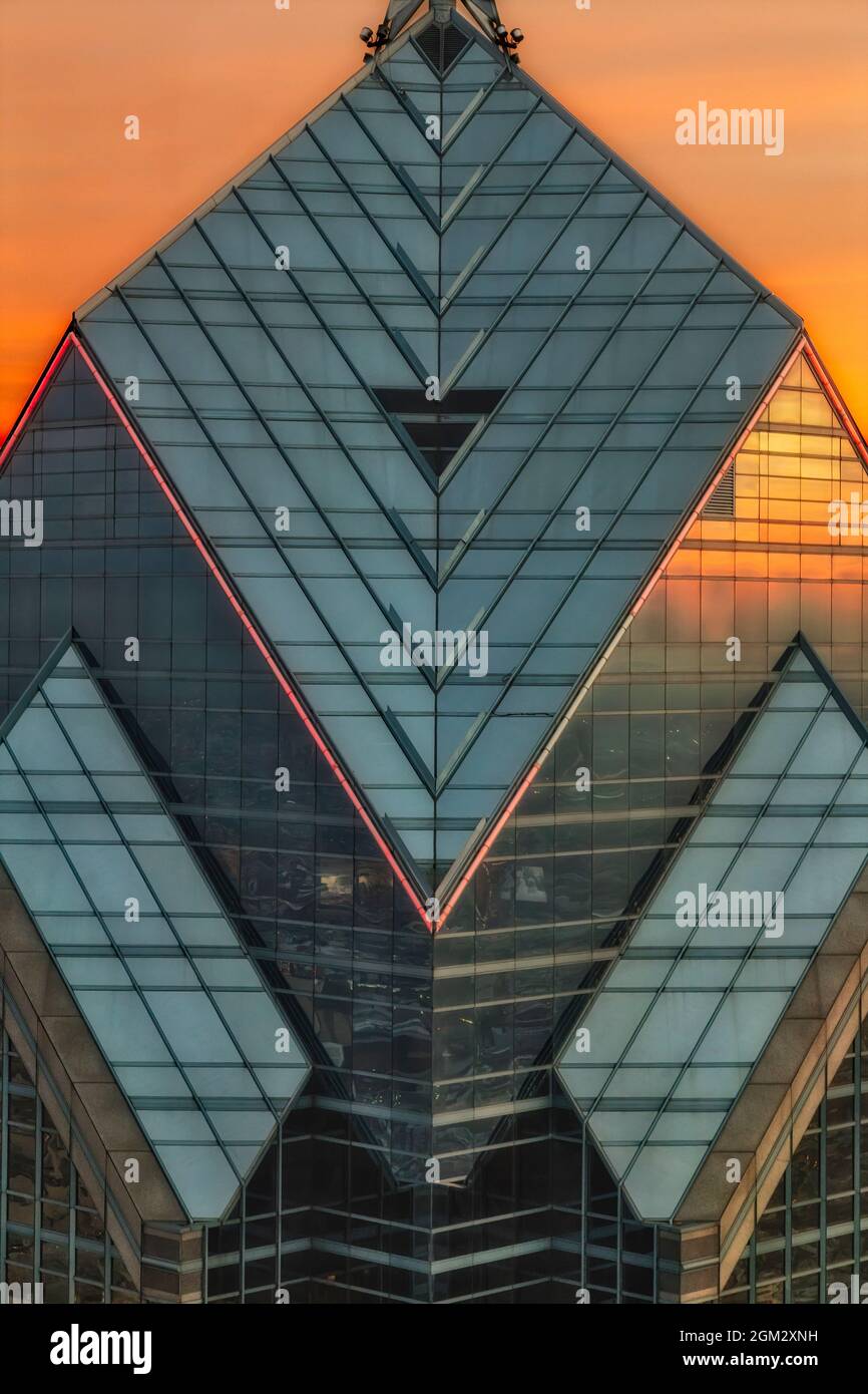 Two Liberty Place - Vista superiore del tramonto sullo stile e le forme dell'architettura di Philly al Two Liberty Place al Center City di Philadelphia, Pennsylvania. Il Foto Stock