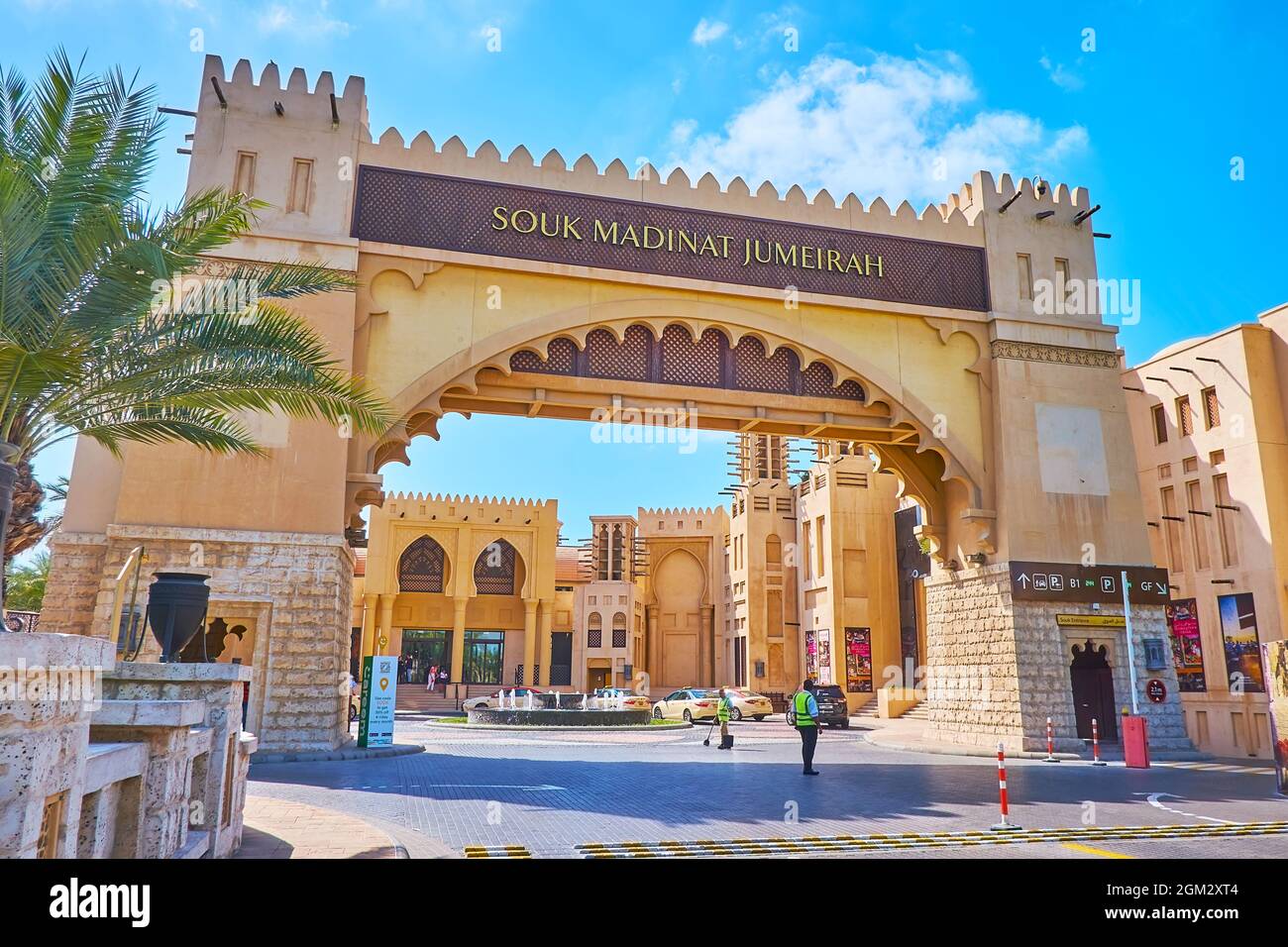 DUBAI, Emirati Arabi Uniti - 4 MARZO 2020: Il Souk Madinat Jumeirah vanta un grande cancello medievale con torri su entrambi i lati, il 4 marzo a Dubai Foto Stock