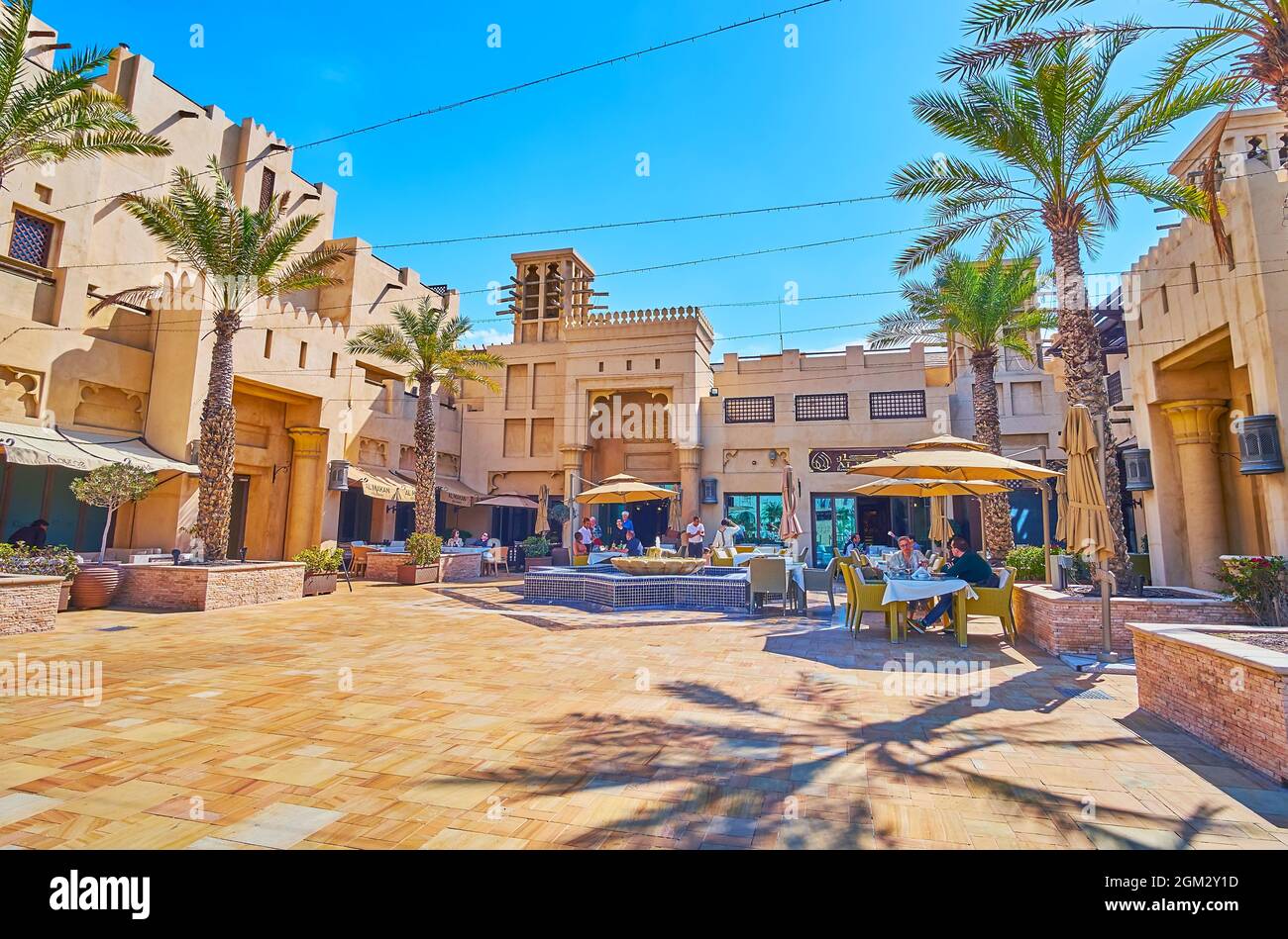 DUBAI, Emirati Arabi Uniti - 4 MARZO 2020: Mercato del suk in stile arabo Madinat Jumeirah con edifici in adobe, windcatcher barjeel, caffè all'aperto e ristoranti, sulla M Foto Stock