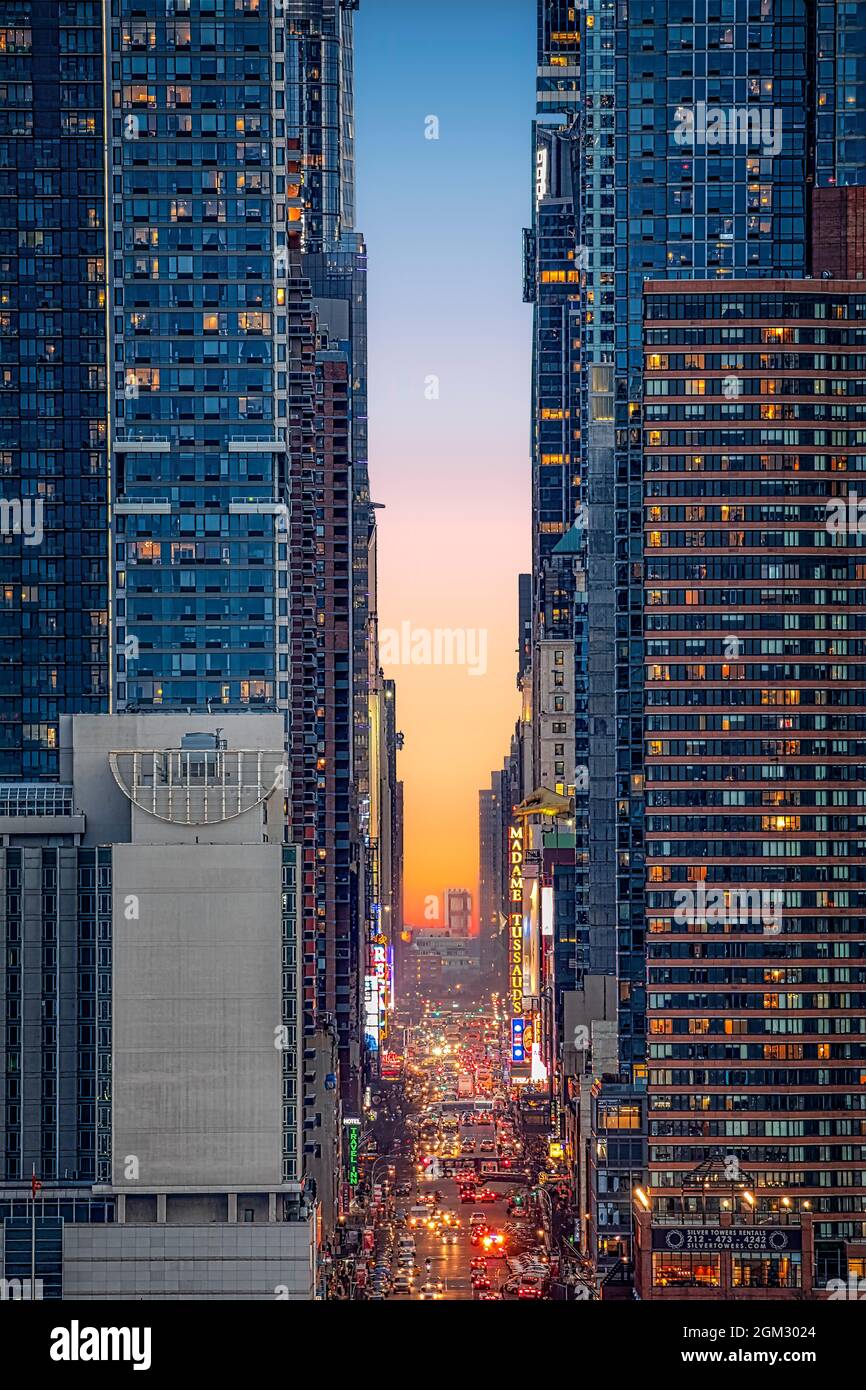 NYC 42 Street - la città che non dorme mai l'iconico Landamark di Times Square nel centro di Manhattan a New York City. Questa immagine è disponibile a colori Foto Stock