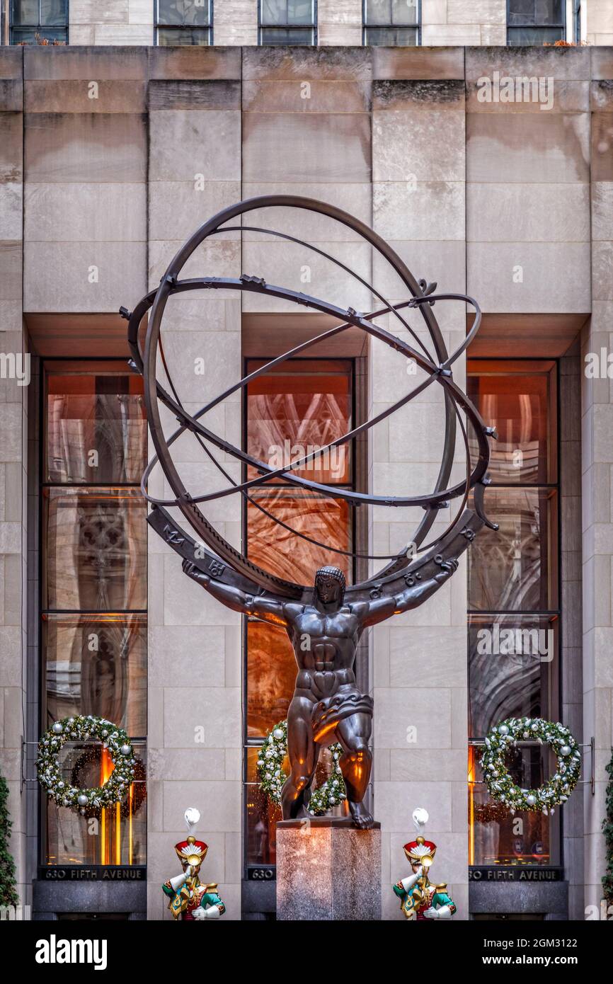 5th Ave NYC Atlas - Vista della statua dell'Atlante di fronte al Rockefeller Center a Midtown Manhattan, New York City. La facciata dell'edificio e' decorata Foto Stock