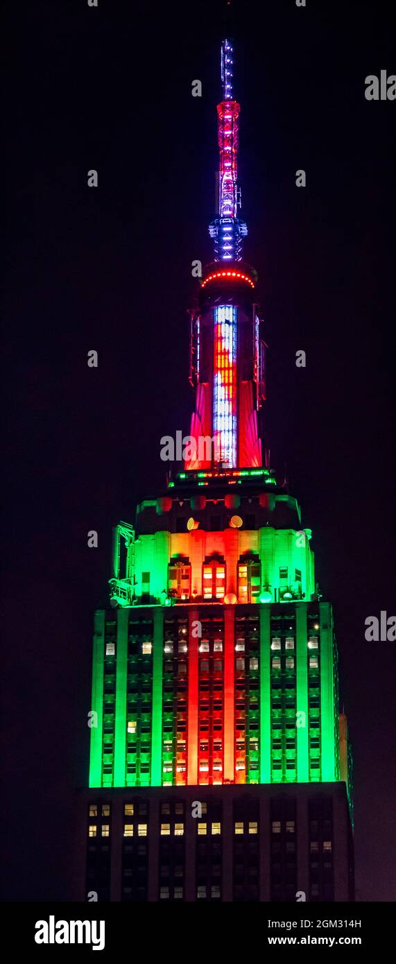 Empire state Building Xmas - Vista ravvicinata serale dell'ESB illuminata nei colori natalizi. Questa immagine è disponibile sia a colori che in nero e wh Foto Stock