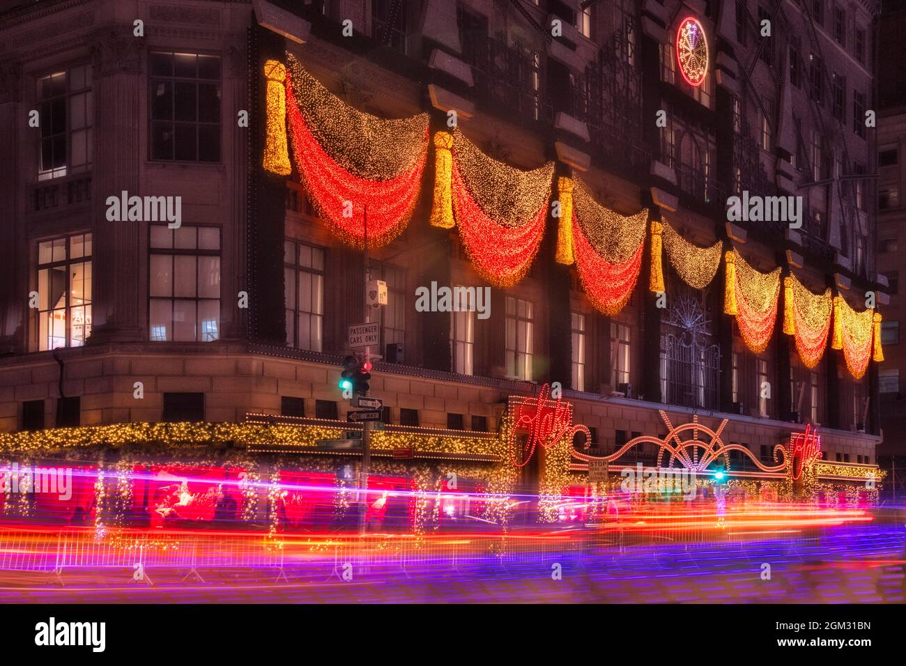 Saks Fifth Avenue NYC Christmas - il magico spettacolo di luci natalizie presso il negozio di punta Saks 5th Avenue. E per dare un senso di bugger pari Foto Stock