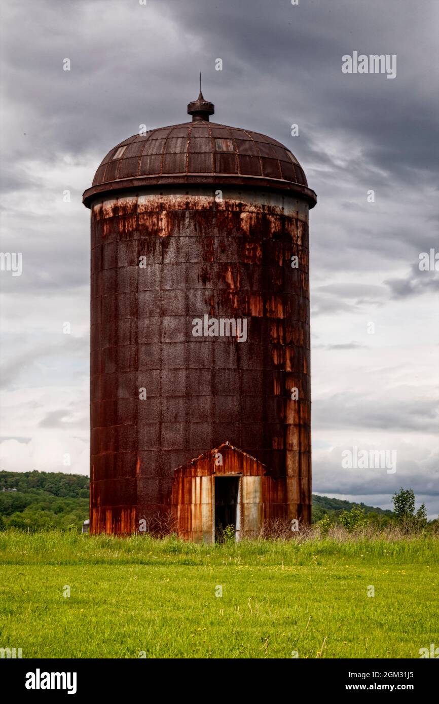 Silo rustico - Vista di un silo arrugginito in una fattoria della contea di Sussex, New Jersey, questa immagine è disponibile a colori e in bianco e nero. Per visualizzare aggiungi Foto Stock