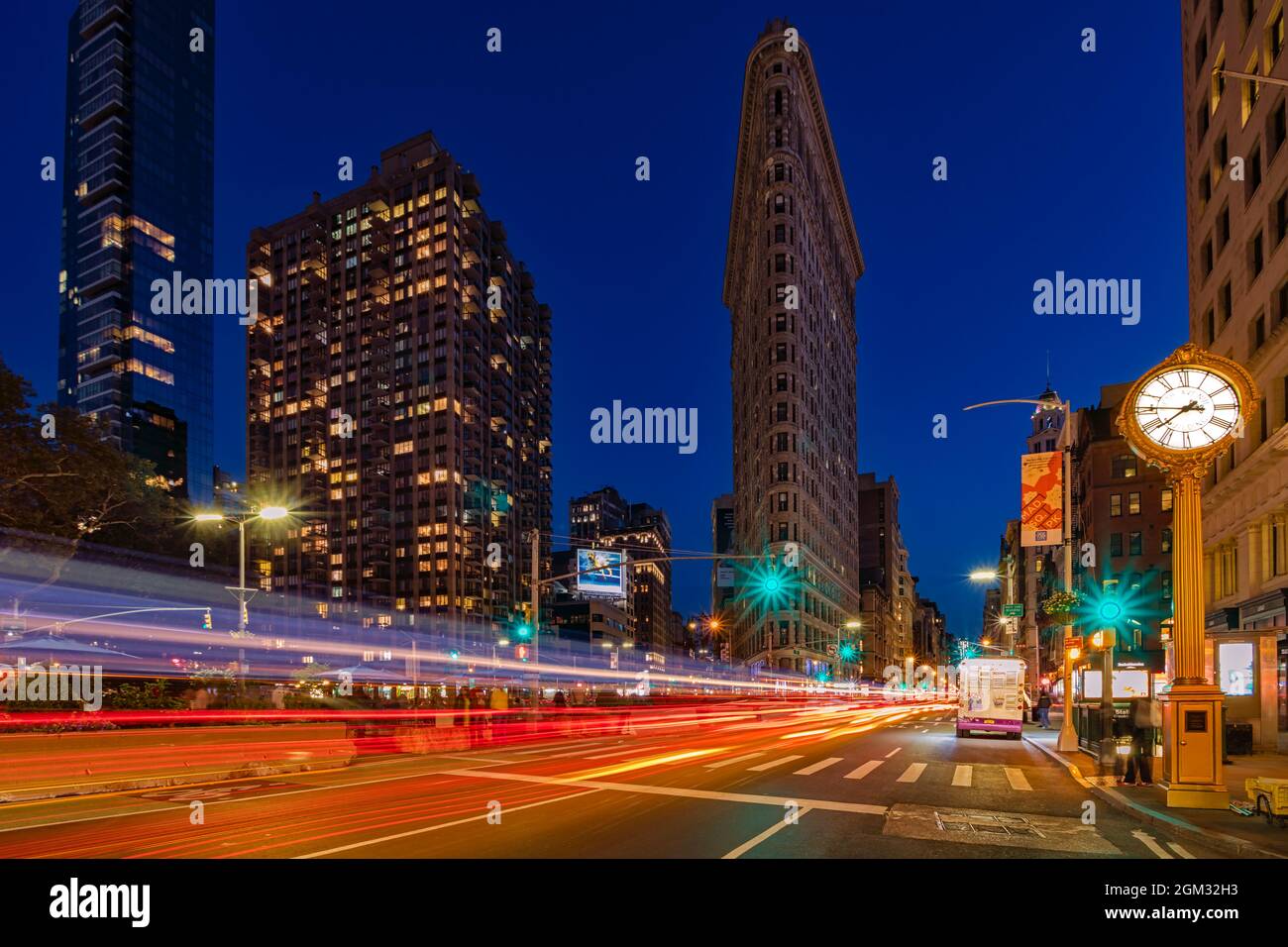 Flatiron 5th Ave orologio NYC - vista l'iconico New York City landmark del Flatiron Building. Questa immagine è disponibile anche in bianco e nero. T Foto Stock