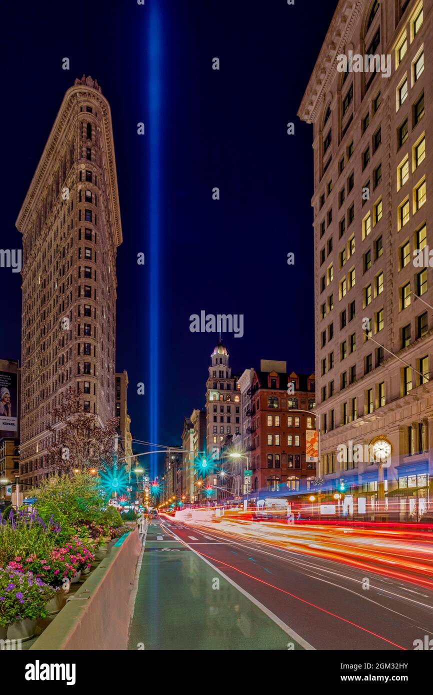Flatiron NYC 911 Omaggio di luce - Consente di visualizzare l'iconico New York City landmark del Flatiron Building. Anche visto sono il fascio delle luci splendenti bri Foto Stock