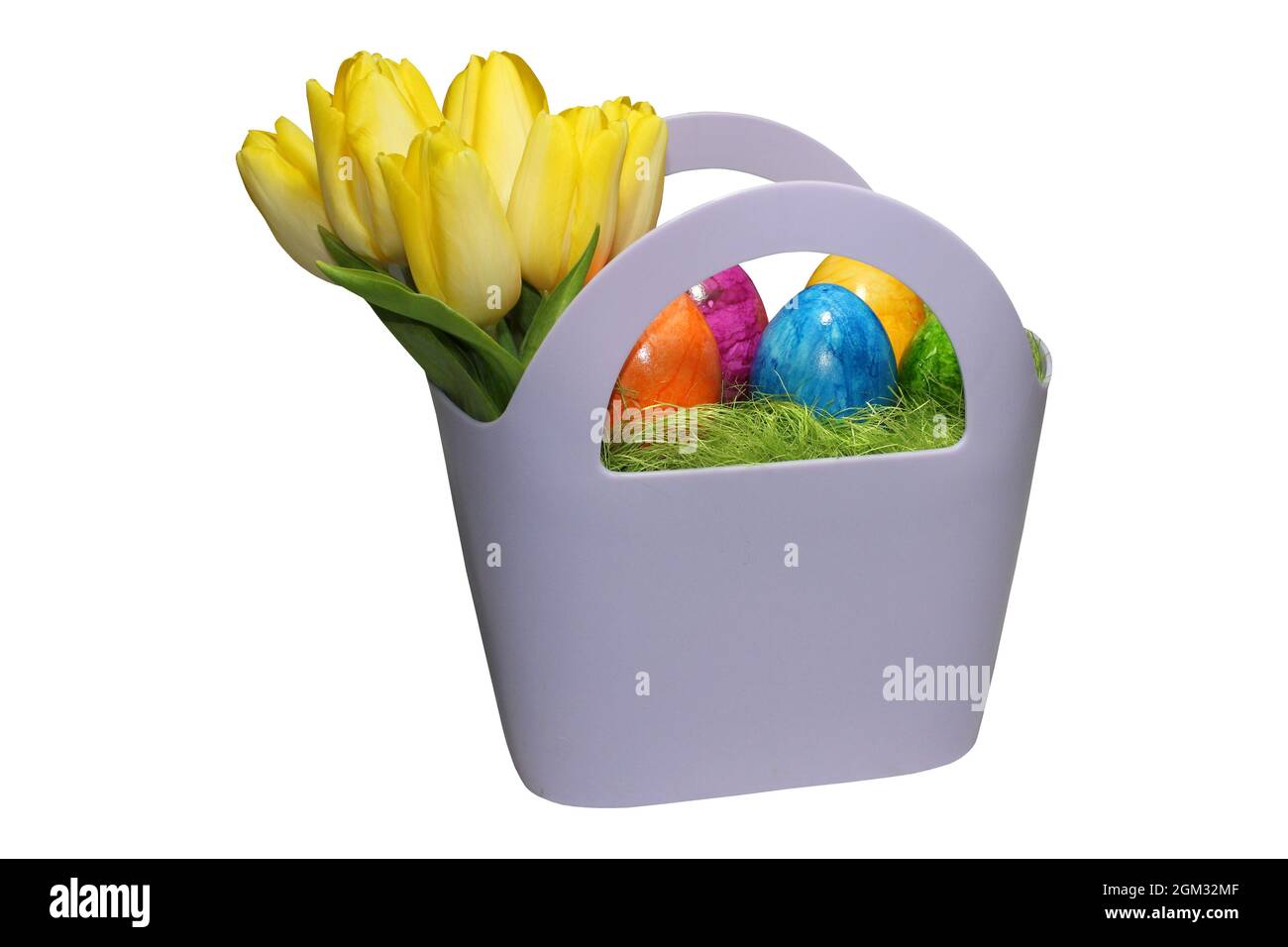 un cestino isolato con uova di pasqua e tulipani Foto Stock
