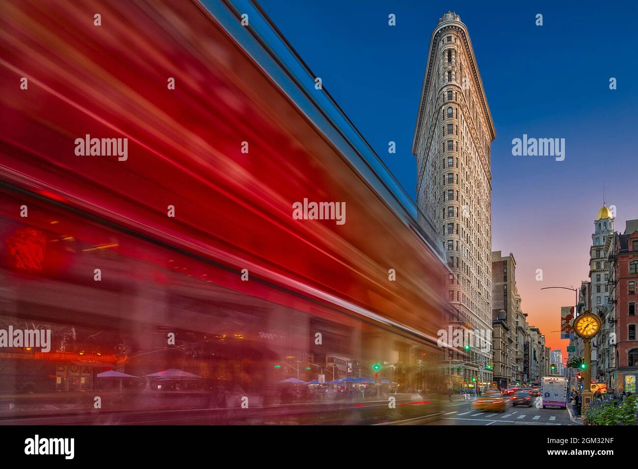 Flatiron Building Fifth Ave NYC - vista l'iconico New York City landmark del Flatiron Building. Questa immagine è disponibile anche in nero e di Pentecoste Foto Stock