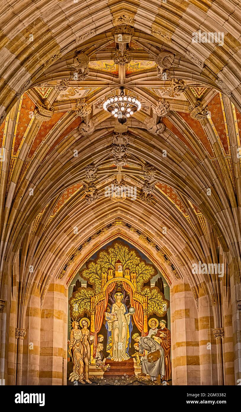 La Yale University Alma Mater - Vista ravvicinata della pittura murale di alma mater come pure la complessità di Collegiata architettura gotica in stile libreria principale Foto Stock