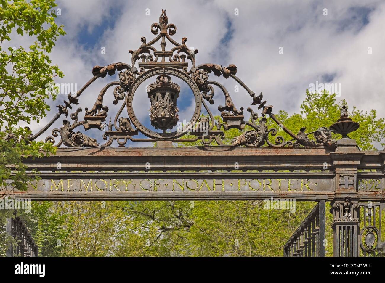 Porta dell'Università di Yale - porta di ferro con parole in memoria di Noah Porter inciso all'Università di Yale. Yale University è una società americana privata Ivy League r Foto Stock