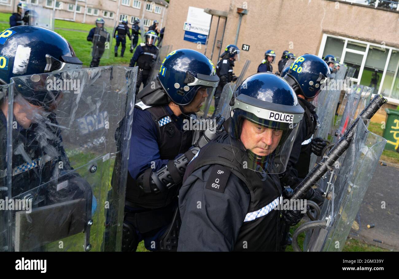 South Queensferry, Scozia, Regno Unito. 16 settembre 2021. La polizia Scozia invita la stampa a seguire la loro formazione per l'ordine pubblico in corso al Craigiehall Camp a South Queensferry. La formazione è stata ideata per preparare la polizia al prossimo evento COP26 a Glasgow nel mese di novembre, dove si prevedono proteste. La polizia in marcia riota si è scontrata contro la polizia che ha assunto il ruolo di manifestanti lanciando missili e attaccandoli con i club. Iain Masterton/Alamy Live News. Foto Stock