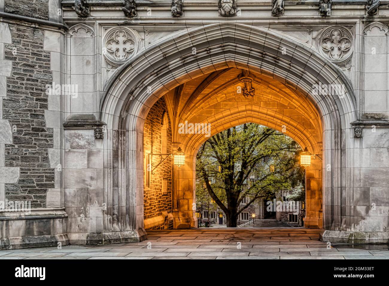 Università di Princeton Hall Blair Arch - Una vista al illuminato Collegiata architettura gotica stile di Blair Hall Clock Tower Arch. Princeton Univ Foto Stock