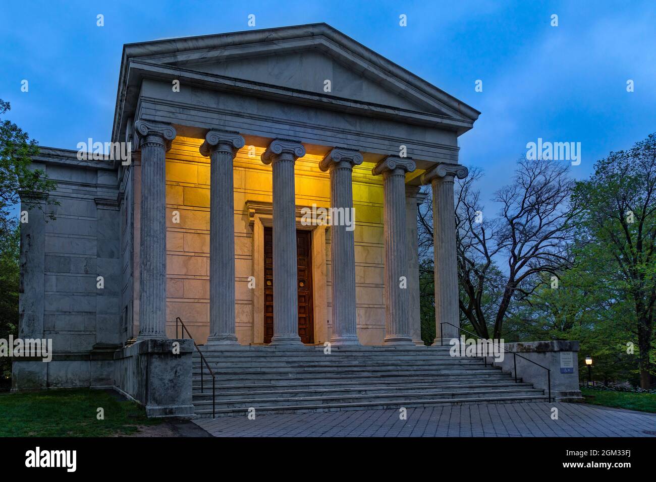 Clio Hall Princeton University - Una vista al illuminato iconico stile tempio greco Clio Hall durante il blu ora del crepuscolo. Clio Hall è stato costruito Foto Stock
