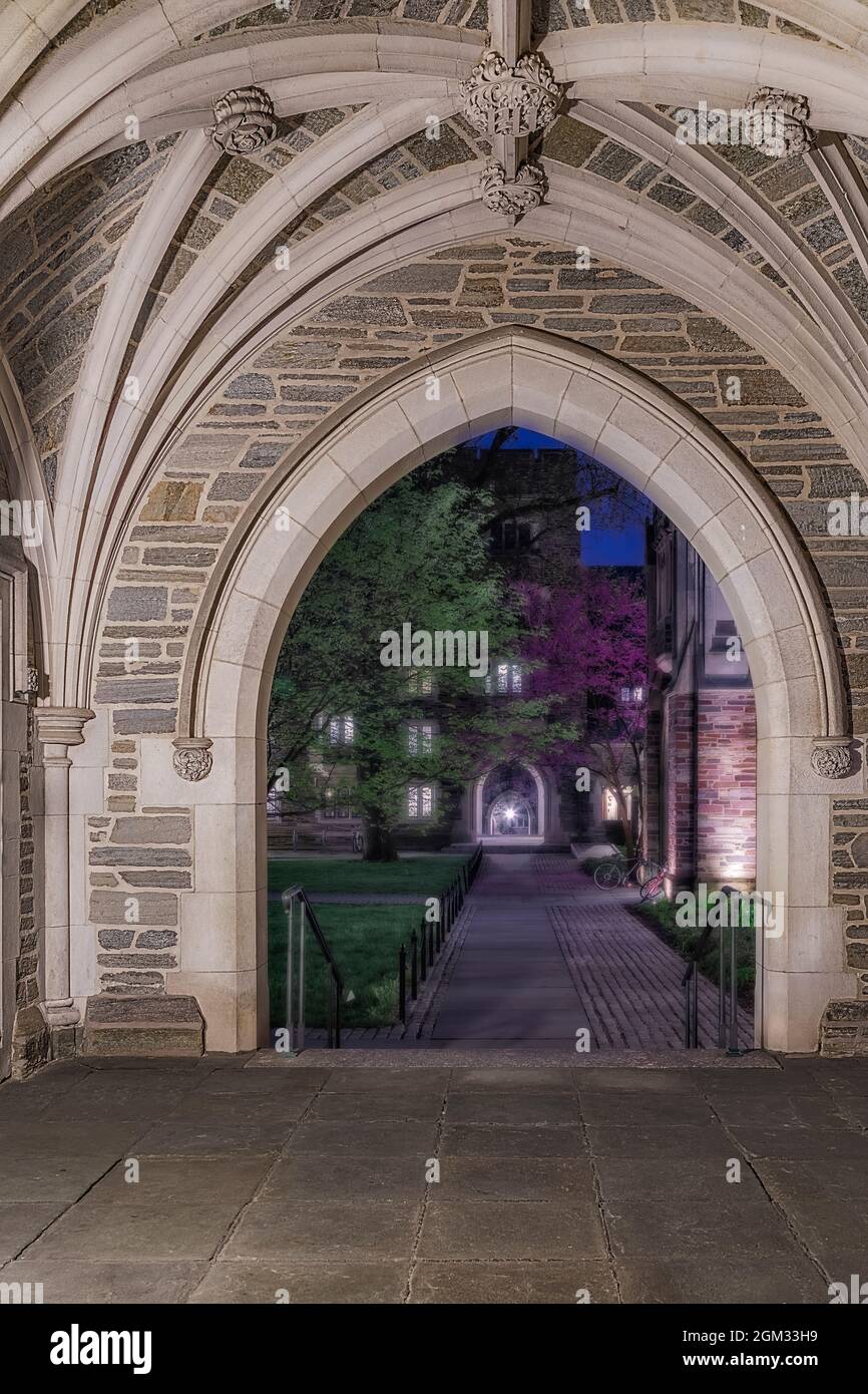 Princeton University Hallway Twilight - una vista di un perfetto esempio di architettura gotica Collegiata. Princeton University è una Ivy Lea privata Foto Stock