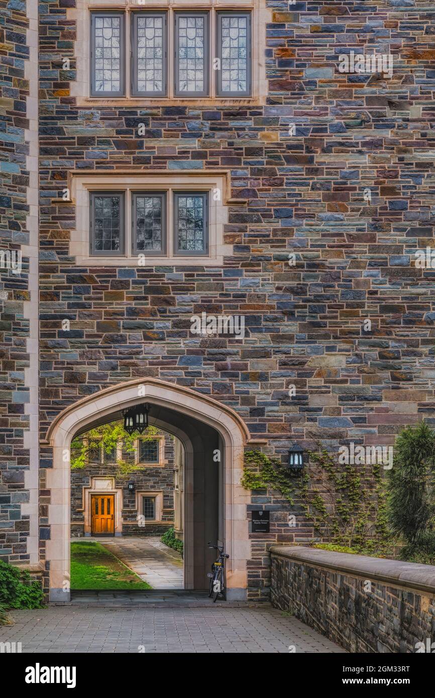Princeton University Dorm - una vista all'ingresso di una delle Murley-Pivirotto Family Tower. Uno dei molti stili architettonici Collegiata Gotica Foto Stock