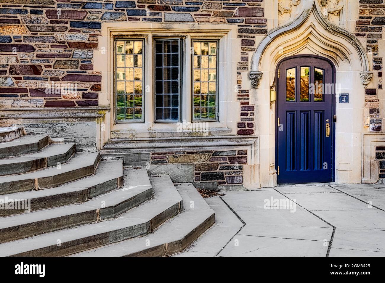 Università di Princeton Lockhar Hall - blu in legno della porta d'ingresso al dormitorio in costruzione la collegiata architettura gotica stile Ivy League Princeton U Foto Stock