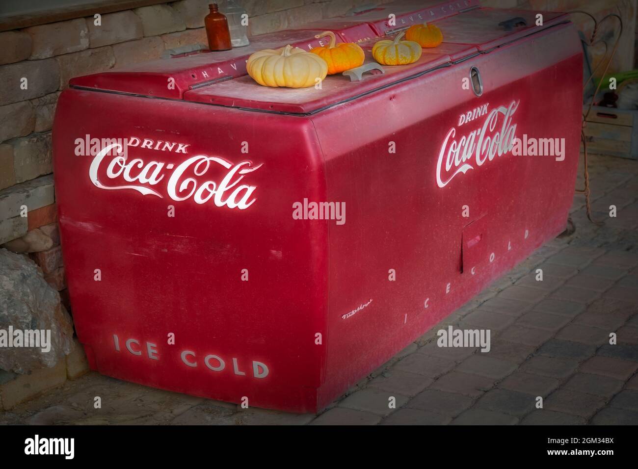 Ice Cold Coca Cola - Vintage Coca Cola e refrigerante trovato all'ingresso di un negozio rurale fantasma città. Questa immagine è disponibile a colori, sel Foto Stock