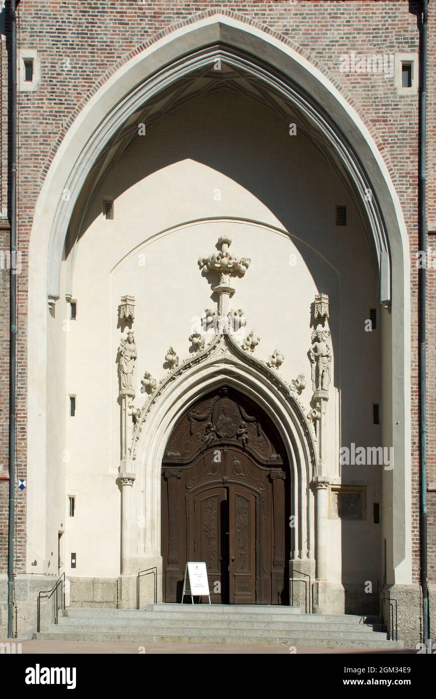 Portale della Chiesa di nostra Signora nel centro storico di Monaco - Germania. Foto Stock