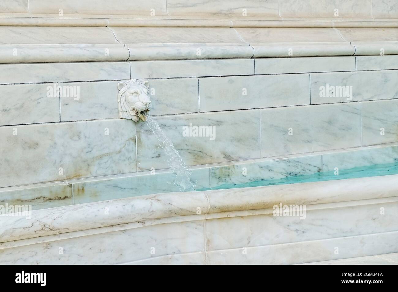 Le teste dei leoni servono come beccucci per l'acqua in questa fontana presso il Palazzo della Corte Suprema. Foto Stock